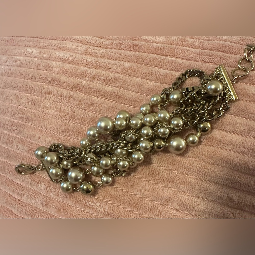 Stella & Dot 8” faux pearl and brass bracelet